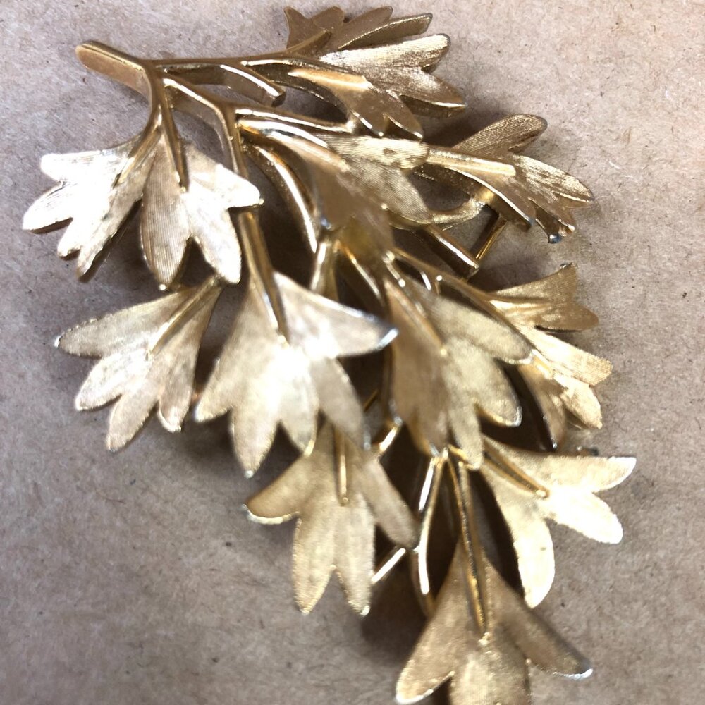 Vintage Crown Trifari Gold Tone Leaf Branch Brooch Pin Mid Century Modern - Picture 2 of 5